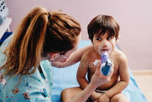 Хворий хлопчик отримує інгаляційне лікування в клініці — стокове фото