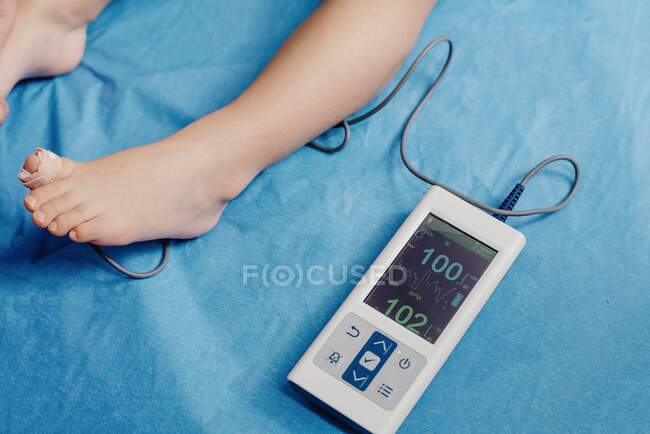 Doctor with oximeter examining little patient — Stock Photo