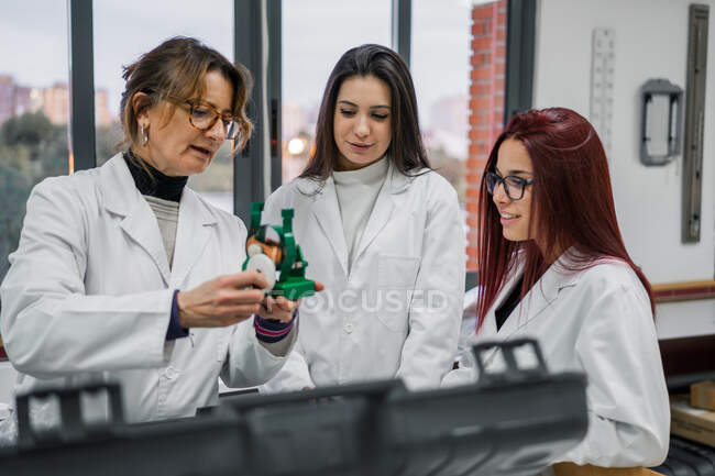 Female scientists examining new equipment in laboratory — Stock Photo