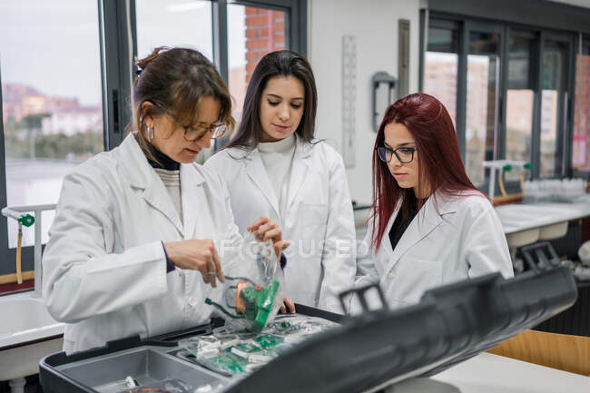 Female scientists examining new equipment in laboratory — Stock Photo