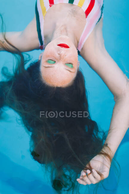 Дівчинка - підліток, що розважається у плавальному басейні — стокове фото
