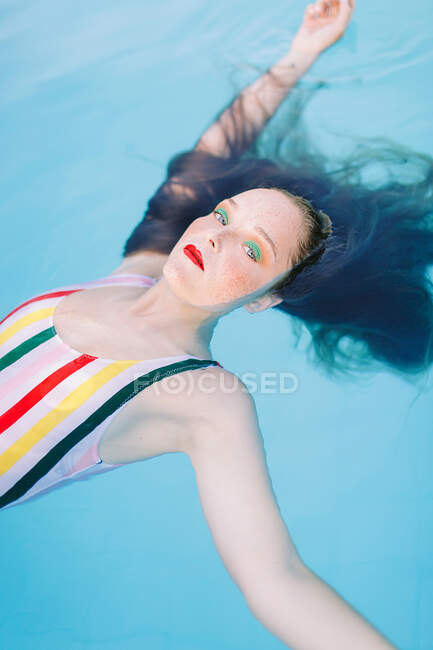 Adolescente chica tener divertido en la piscina - foto de stock