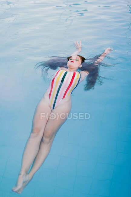 Teen Mädchen Having Spaß In Die Schwimmbad — Stockfoto