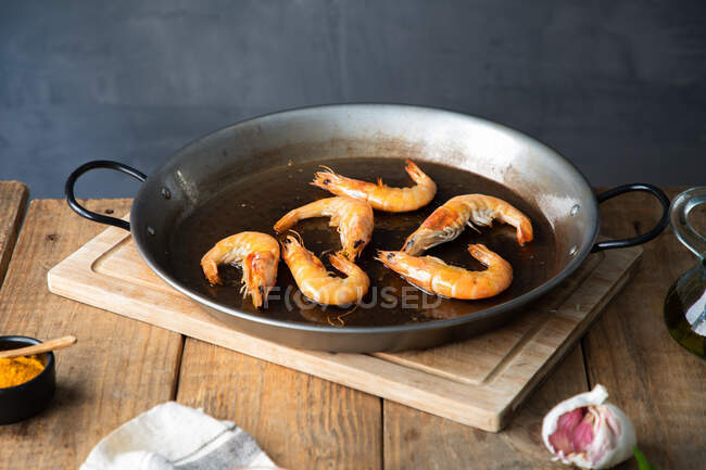 Roasted shrimps in oil on big metal pan — Stock Photo