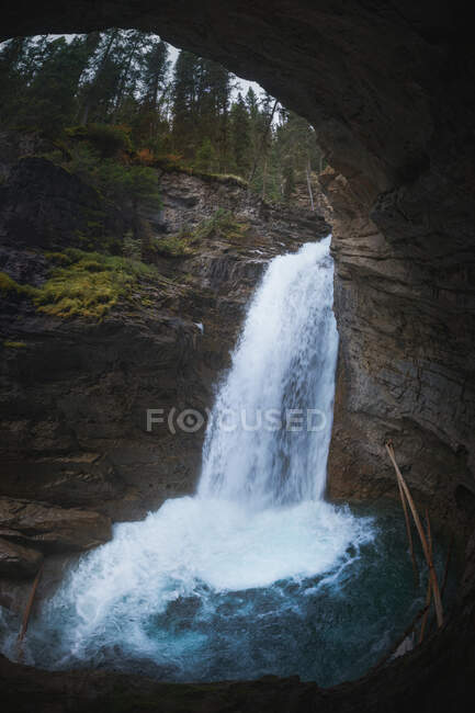 Vista panoramica di rocce con torrente a cascata — Foto stock