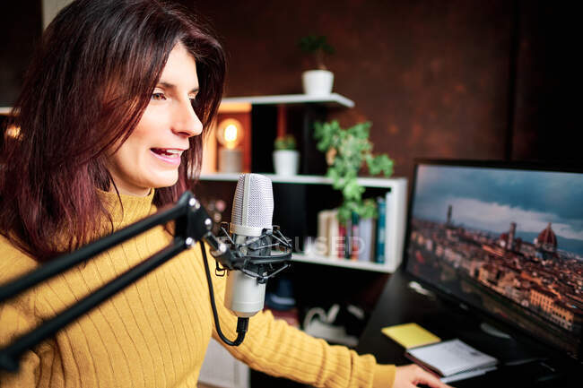 Baladodiffusion femme à la maison avec microphone et ordinateurs — Photo de stock