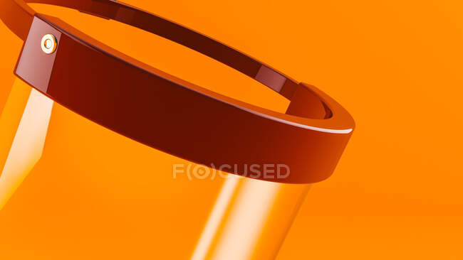 Detail einer transparenten Schutzmaske für die Coronavirus-Pandemie auf orangefarbenem Hintergrund — Stockfoto