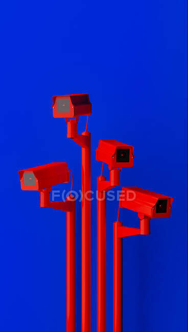 Telecamera di sorveglianza rossa su sfondo blu che controlla la gente per strada. Telecamera per cercare i trasgressori di quarantena causati da Coronavirus — Foto stock