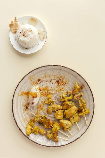 Spiedini moreschi fatti in casa con riso di carne con spezie. Cibo tipico orientale dall'alto su sfondo beige. Piatto. Vista dall'alto — Foto stock