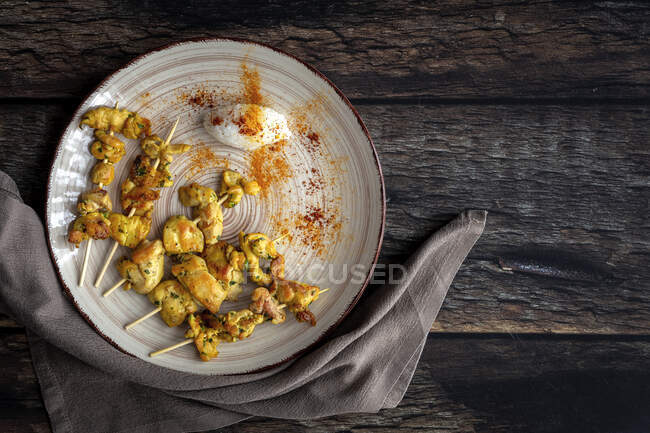 Homemade Moorish skewers with rice of meat with spices. Typical oriental food from above on wood background. Flat lay. Top view — Stock Photo
