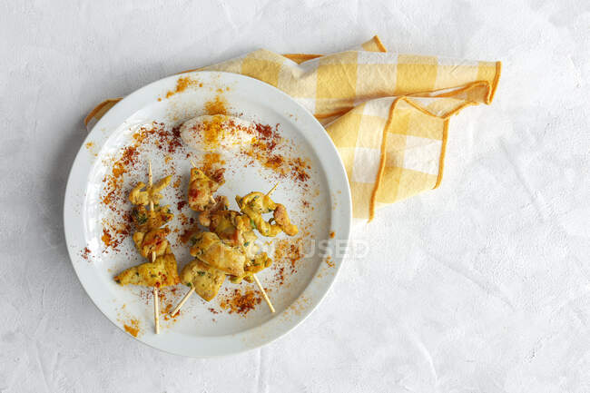 Hausgemachte maurische Spieße mit Fleischreis mit Gewürzen. Typische orientalische Speisen von oben auf weißem Hintergrund. Flach lag er. Ansicht von oben — Stockfoto