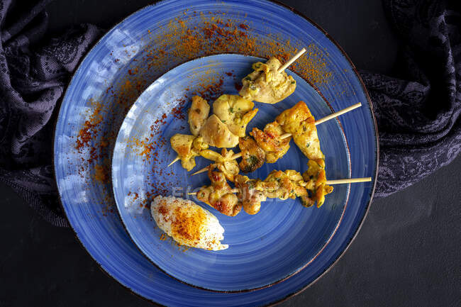 Домашние мавританские шашлыки с рисом из мяса со специями. Типичная восточная еда сверху на тёмном фоне. Плоский лежал. Вид сверху — стоковое фото