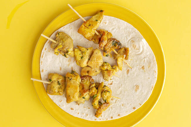 Homemade Moorish skewers with rice of meat with spices. Typical oriental food from above on yellow background. Flat lay. Top view — Stock Photo