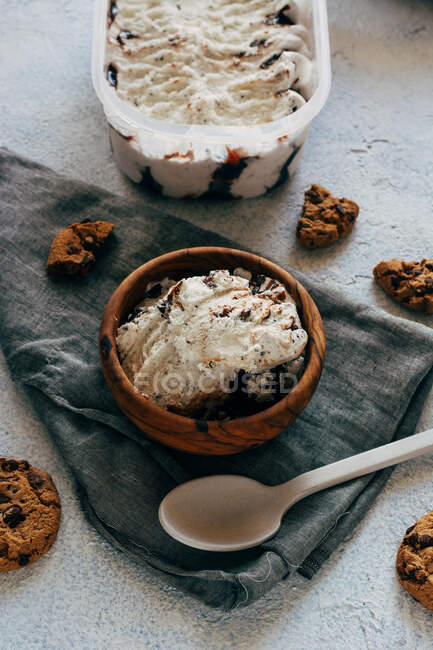 Ice cream with oatmeal cookies — Stock Photo