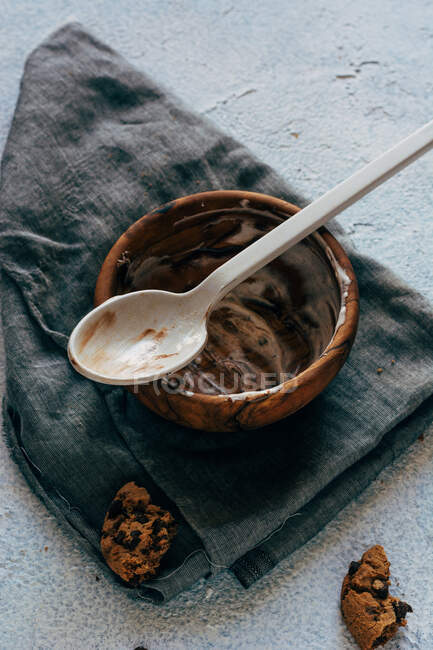Pieces of cookies near empty bowl — Stock Photo