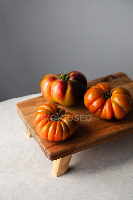 Композиція з червоними помідорами на столі — стокове фото