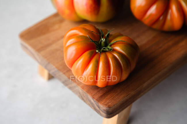 Komposition mit roten Tomaten auf dem Tisch — Stockfoto