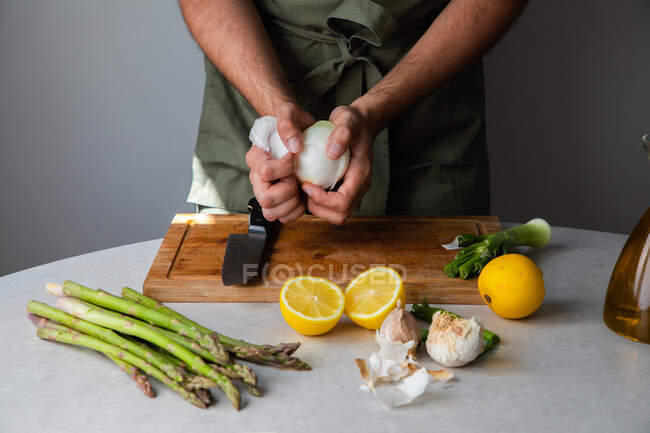 Preparazione cipolla tritata su tagliere di legno — Foto stock