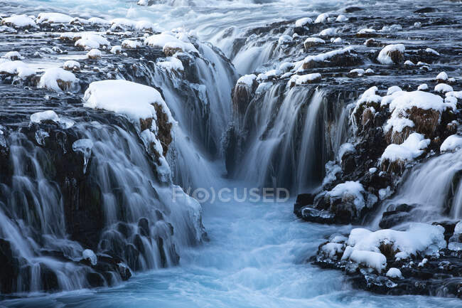 Nevado cachoeiras fluindo, tiro exposição longa — Fotografia de Stock