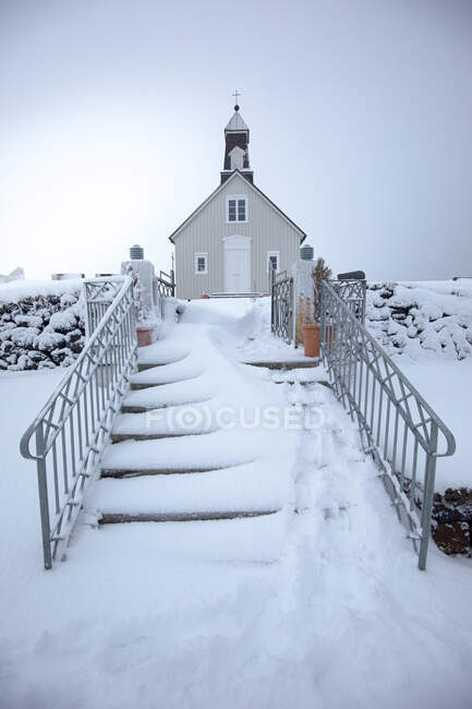 Маленькая церковь на снежной террасе — стоковое фото