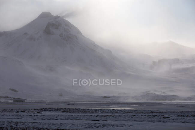 Vue de la scène rocheuse enneigée avec brouillard — Photo de stock