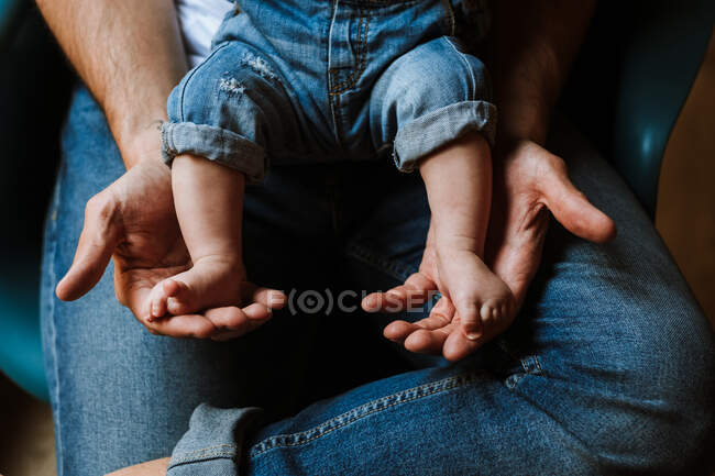 Cultivo padre con bebé descansando en casa - foto de stock