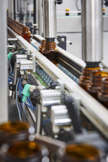 Cadena de envasado y fabricación de tabletas y viales de tabletas y píldoras industrialmente para el sector médico y sanitario - foto de stock