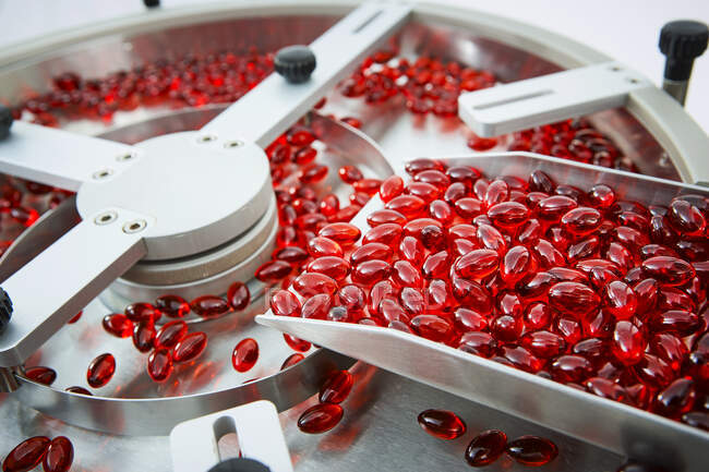 Tabletas y pastillas de fabricación de procesos y envases industriales para el sector médico y sanitario. - foto de stock