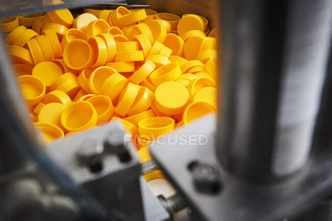 Catena di confezionamento e produzione di compresse e flaconcini di compresse e pillole industrialmente per il settore medico e sanitario — Foto stock