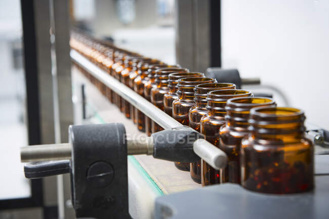 Verpackungskette und Herstellung von Tabletten und Fläschchen von Tabletten und Pillen industriell für den Medizin- und Gesundheitssektor — Stockfoto