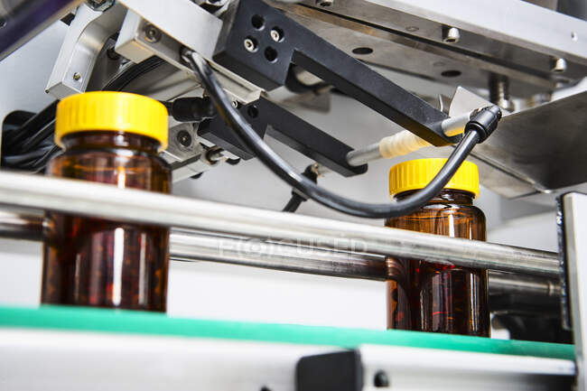 Chaîne d'emballage et fabrication de comprimés et flacons de comprimés et de pilules industriellement pour le secteur médical et de la santé — Photo de stock