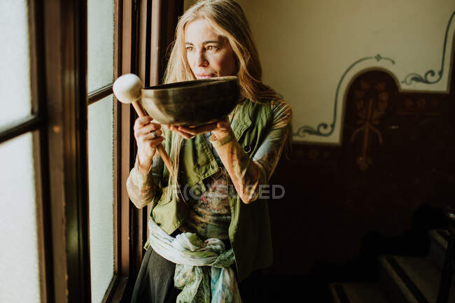 Donna che gioca a bocce tibetane a casa — Foto stock