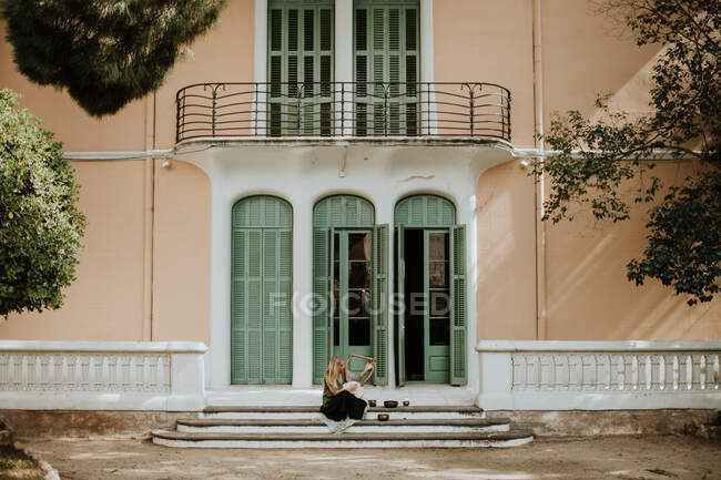 Frau spielt Leier auf Stufen — Stockfoto