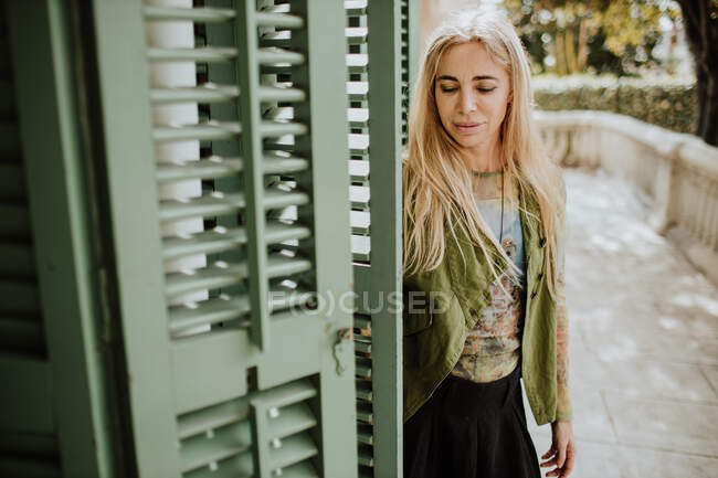 Blonde Frau steht auf der Terrasse — Stockfoto
