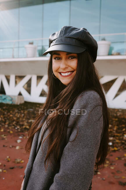 Веселая молодая женщина на набережной — стоковое фото