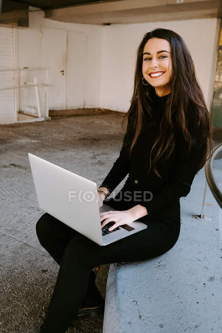 Жіночий фрілансер використовує ноутбук у дворі — стокове фото