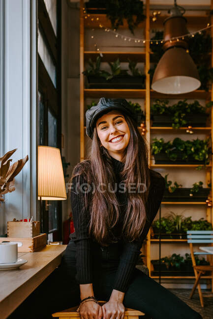 Felice giovane donna che riposa in mensa — Foto stock