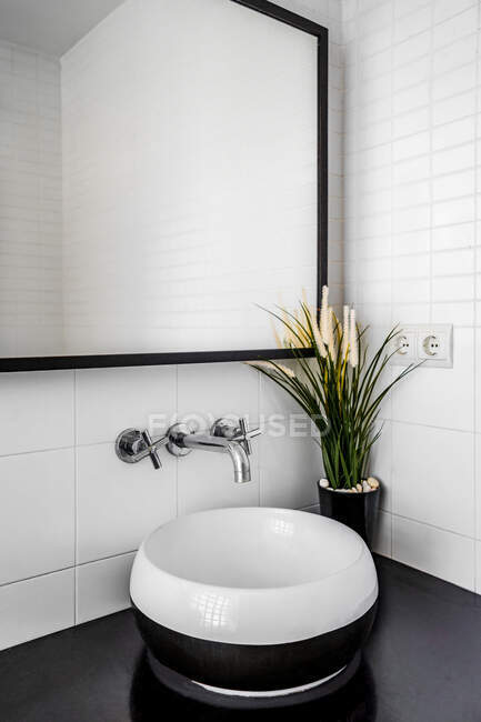 Grande specchio posto sopra elegante bancone con lavabo — Foto stock