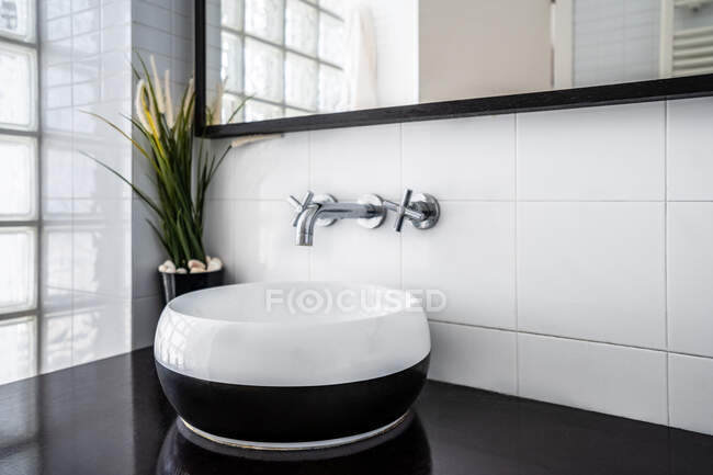 Grande specchio posto sopra elegante bancone con lavabo — Foto stock
