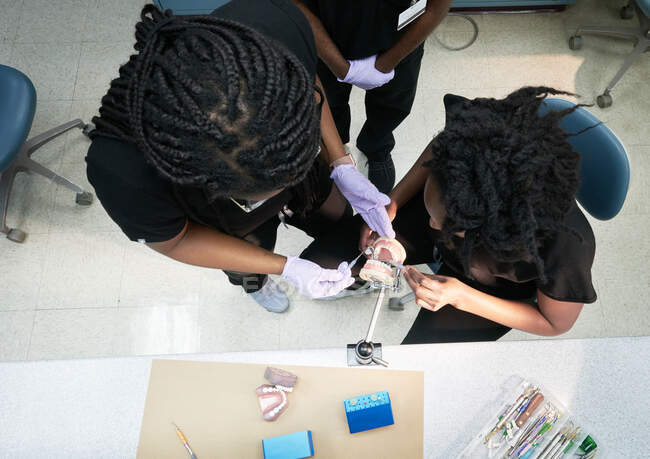 Colegas pretas examinando prótese em laboratório — Fotografia de Stock