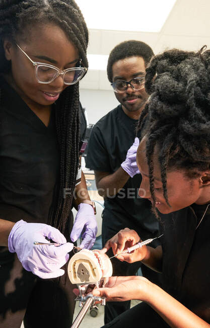 Чёрные коллеги изучают протезы в лаборатории — стоковое фото