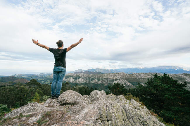 Unrecognizable man walking on hill in nature — Stock Photo
