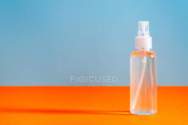 Un frasco transparente con gel clorhídrico para desinfectar las manos de covid-19 - foto de stock