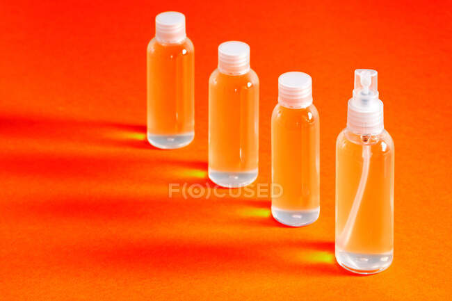 Vista superior de vários frascos claros com gel clorídrico para enchimento serve para desinfetar as mãos de covid-19 — Fotografia de Stock
