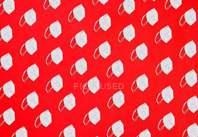 Collage di molte maschere di protezione dei fattori KN95 su sfondo rosso vista aerea in distribuzione diagonale — Foto stock