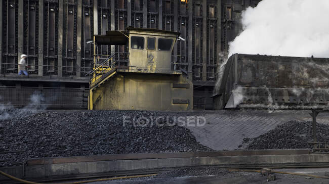 Eisenbahnwagen in der Nähe von Koksbatterien in Fabrik — Stockfoto