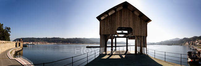 Gazebo in legno sul molo vicino alla tranquilla acqua di mare a Porto di San Esteban de Pravia, Spagna — Foto stock