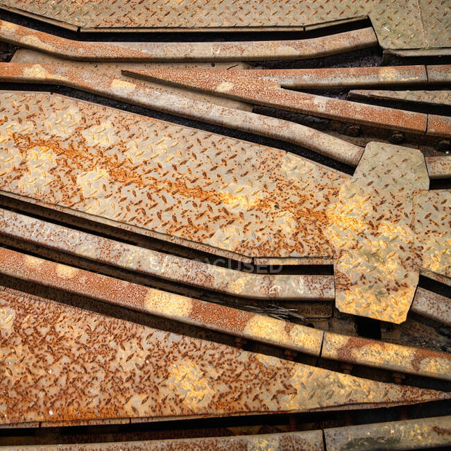 Сверху ржавые рельсы, покрытые ржавчиной, проходят через заброшенный промышленный объект — стоковое фото