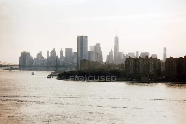 Magnífico cenário de skylines da cidade no centro da cidade e ponte moderna sobre o rio — Fotografia de Stock