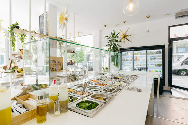 Restaurante moderno com sistema de auto-atendimento e servido deliciosos alimentos e pratos em metal recipiente quente no balcão — Fotografia de Stock